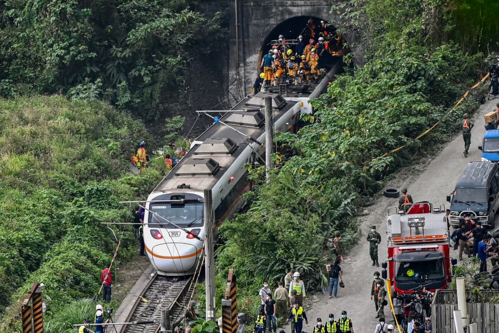 Al menos
<b> 49 personas murieron este viernes al descarrilarse parcialmente un tren en un túnel en el este de Taiwán</b>, en el accidente ferroviario más grave de esa isla en décadas, informó AFP.