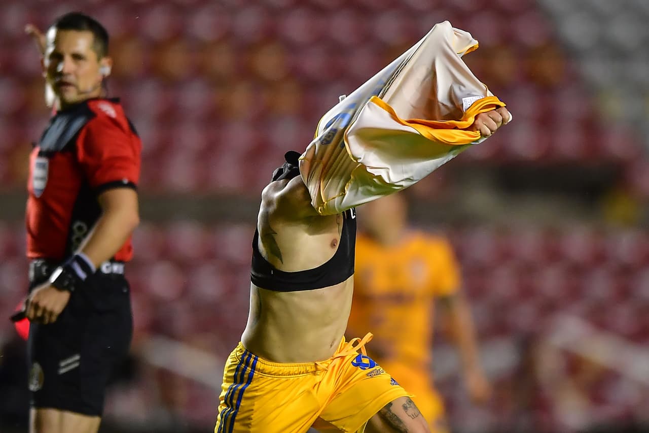 El venzolano destejó su gol quitándose la playera, pero ya estaba amonestado y vio la tarjeta roja.