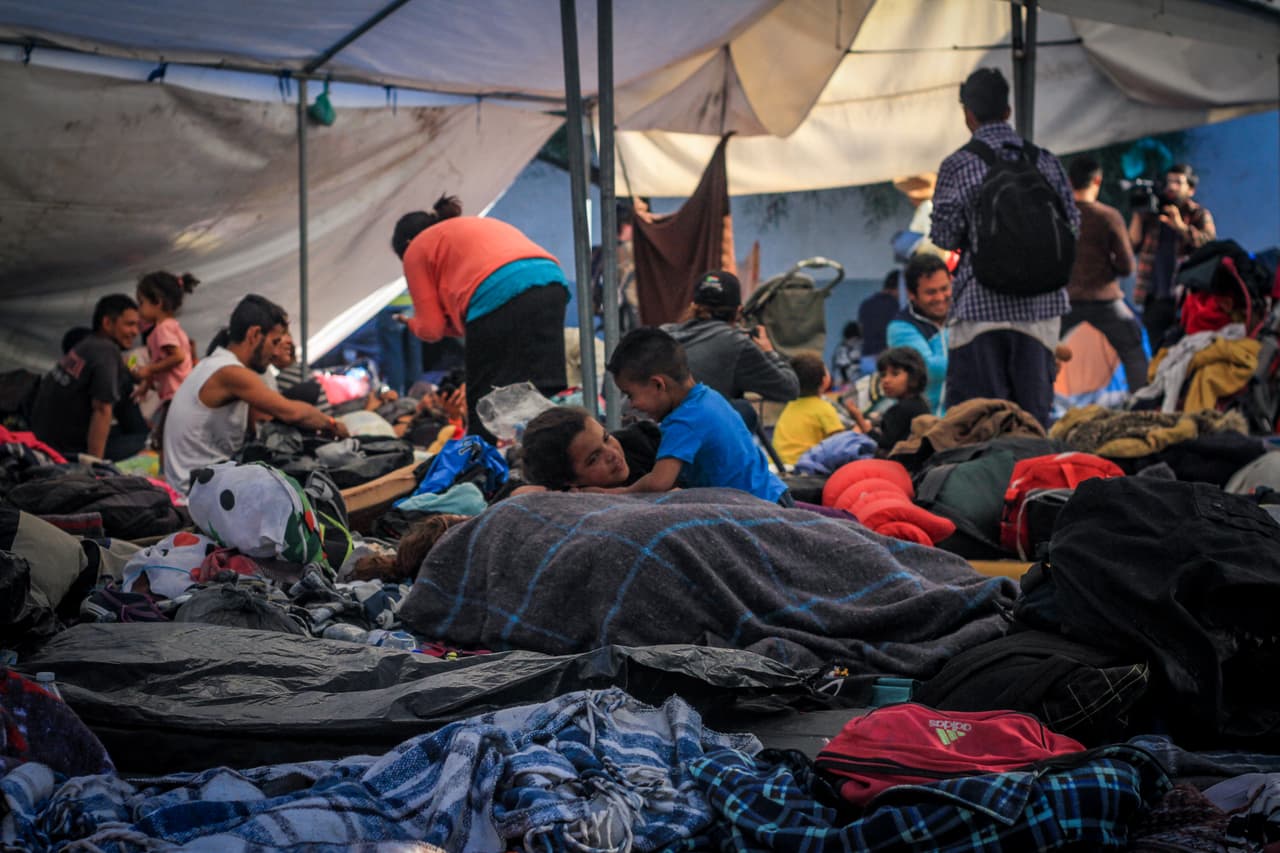 Muchos de los migrantes duermen en tiendas de campaña en estadio de béisbol de la Unidad Deportiva Benito Juárez en Tijuana. En este el albergue las autoridades habían calculado al principio que resguardará a 380 migrantes.
<a href="https://www.univision.com/noticias/inmigracion/no-hay-medicamentos-el-agua-escasea-las-duras-condiciones-de-los-migrantes-en-los-albergues-de-tijuana">Ahora está habitado más de 4 mil 500 migrantes.</a>