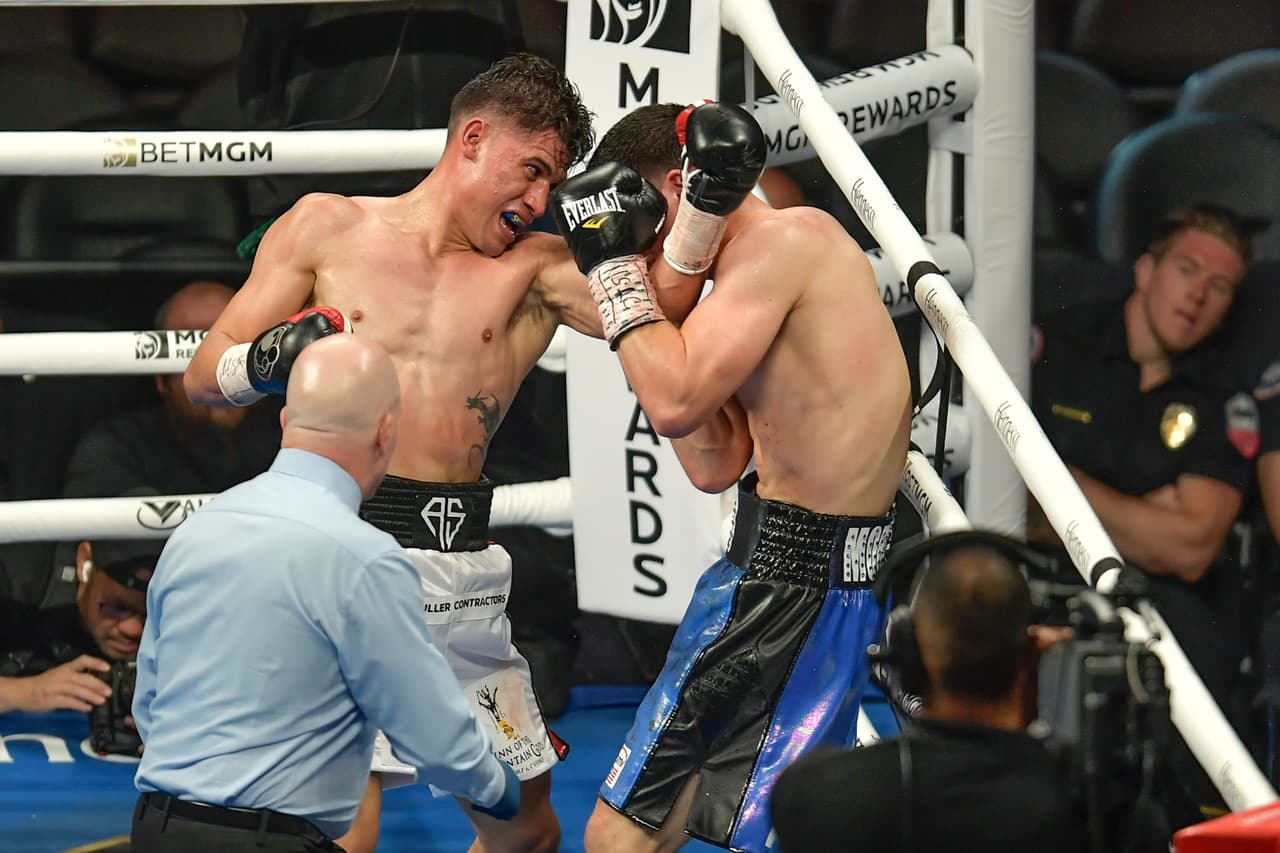 Previamente, Aaron Silva dio la sorpresa al derrotar por TKO al favorito Alexis Espino en cuatro rounds tras una serie de golpes que no fueron respondidos por su rival y así mantener el invicto.