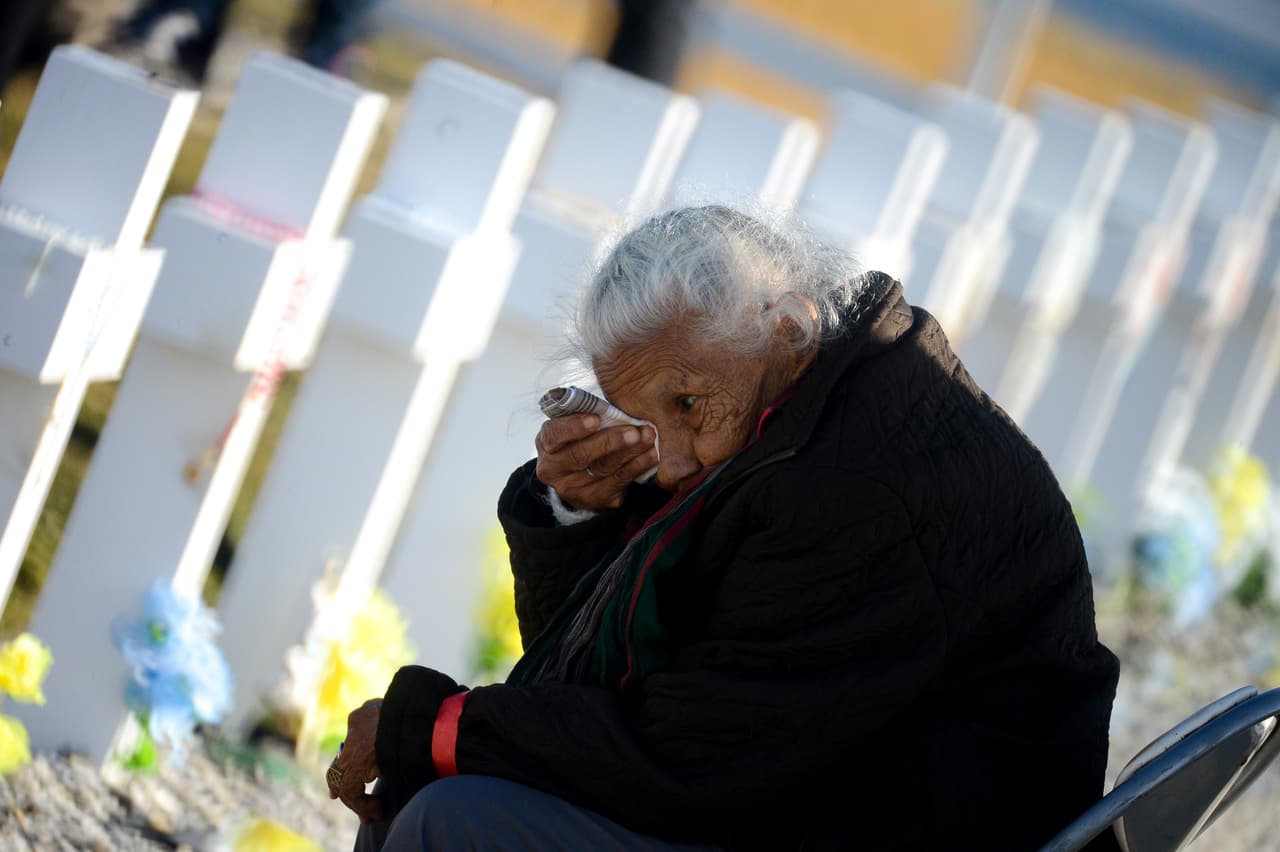 Hasta ahora las tumbas de los argentinos que no habían sido identificadas en el conflicto en las Islas Malvinas en 1982, estaban enterrados en un cementerio en el archipiélago, con una placa que decía "Soldado argentino solo conocido por Dios". A 36 años de la guerra, decenas de familias pudieron por primera vez ver el nombre de su familiar caído escrito en una lápida e identificar la sepultura en donde descansa.