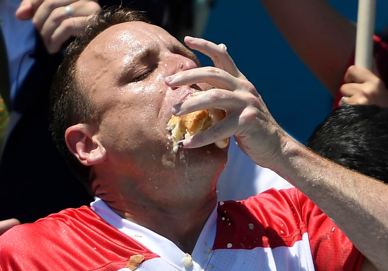 En otros estados como Nueva York se realizaron competencias de comida, tradicionales en los festejos del 4 de julio.
<b>En la imagen se muestra a Joey Chestnut, ganador de este año en el concurso </b>de comer
<i>hotdogs.</i>
<br>