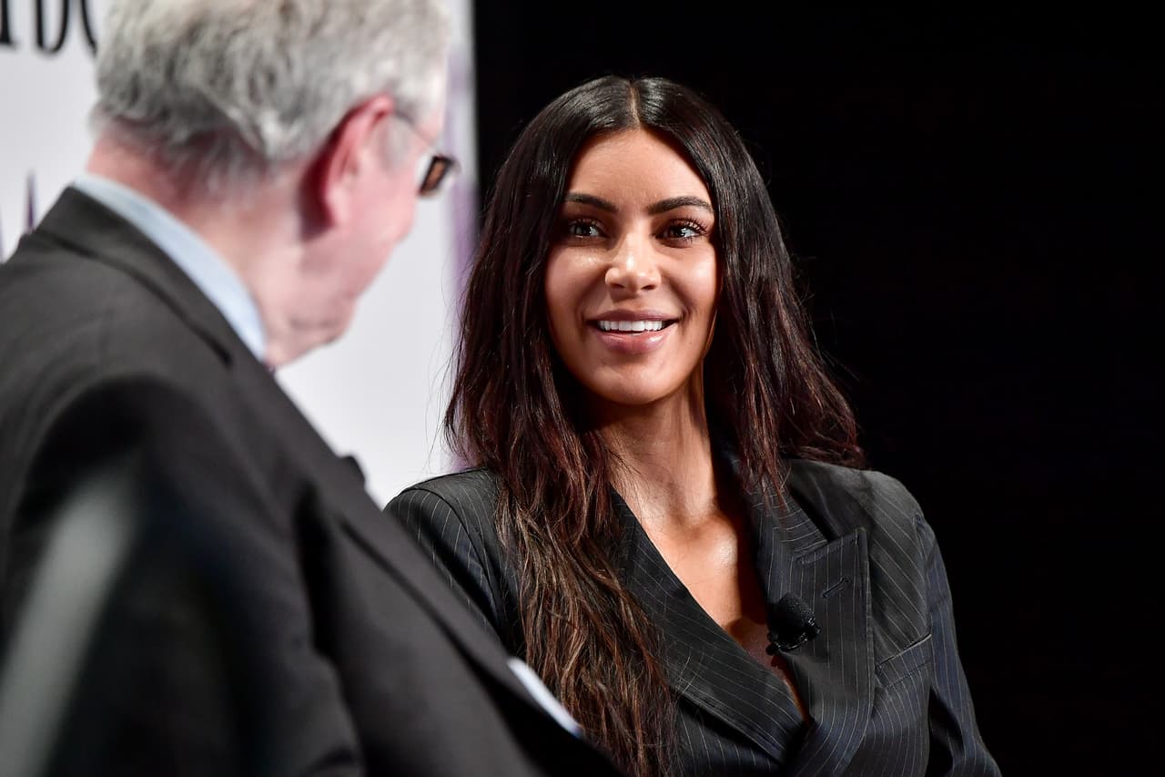 La integrante más famosa del clan Kardashian Jenner dijo en una entrevista que 
<b><a href="https://www.univision.com/famosos/es-en-serio-kim-kardashian-revela-que-esta-estudiando-para-convertirse-en-abogada-fotos">está estudiando 18 horas a la semana</a></b> bajo la tutoría de dos abogadas, con el objetivo de trabajar por una reforma penal en Estados Unidos.