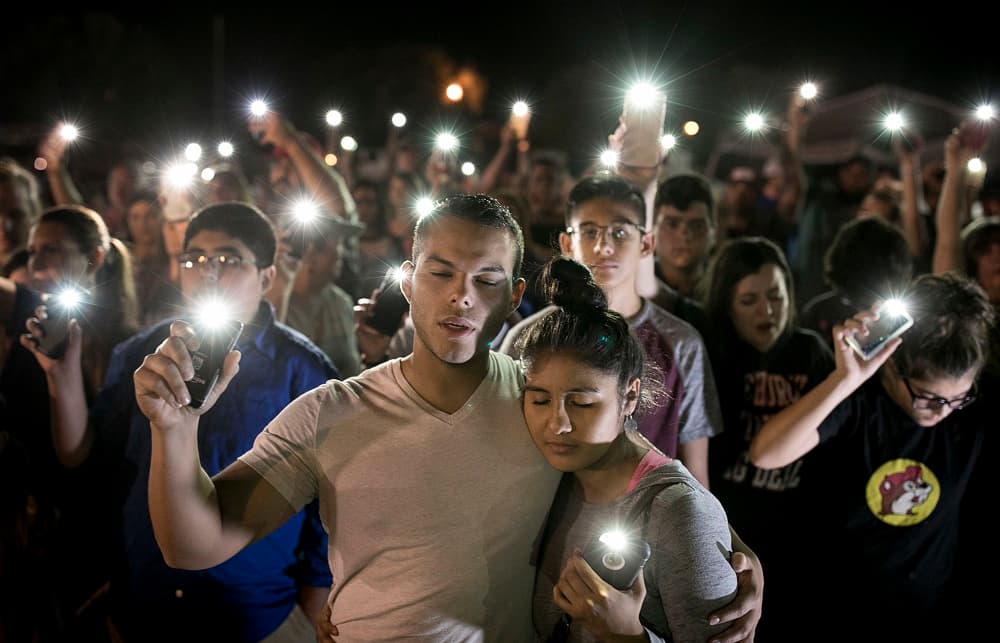 Los miembros de la oficina del Sheriff del Condado de Wilson se encuentran justo dentro del área cerca de la iglesia.