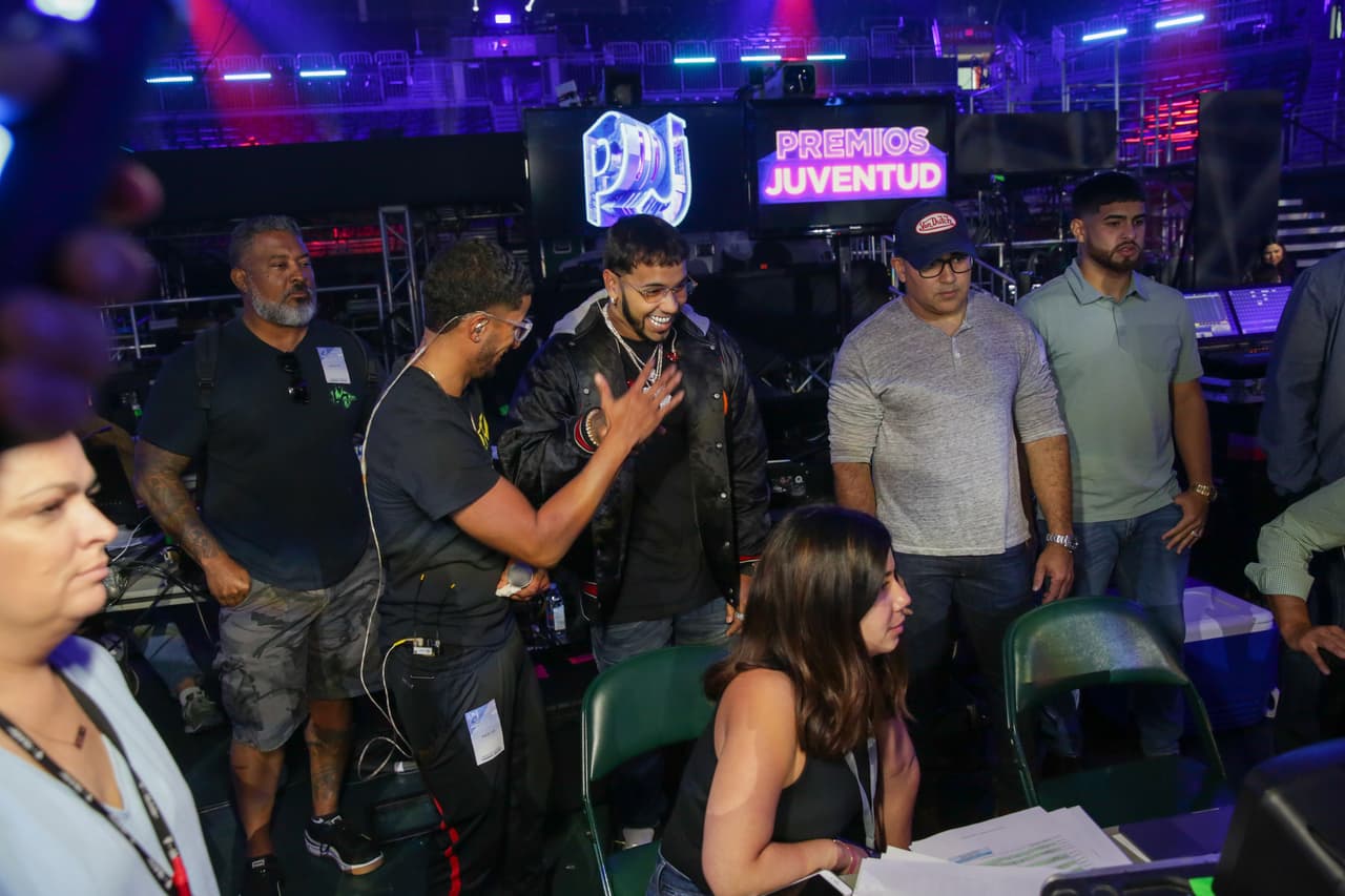 El cantante se acercó a las pantallas para ver cómo lucirá el número por televisión; no pudo esconder su emoción por tanta espectacularidad.