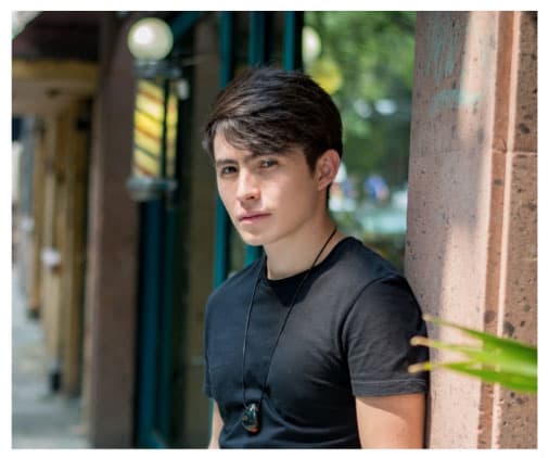 <b>Luis</b> es un actor completo, pues él comenzó su trayectoria en el teatro. Debutó a los 8 años en el musical 'Peter Pan' en México.