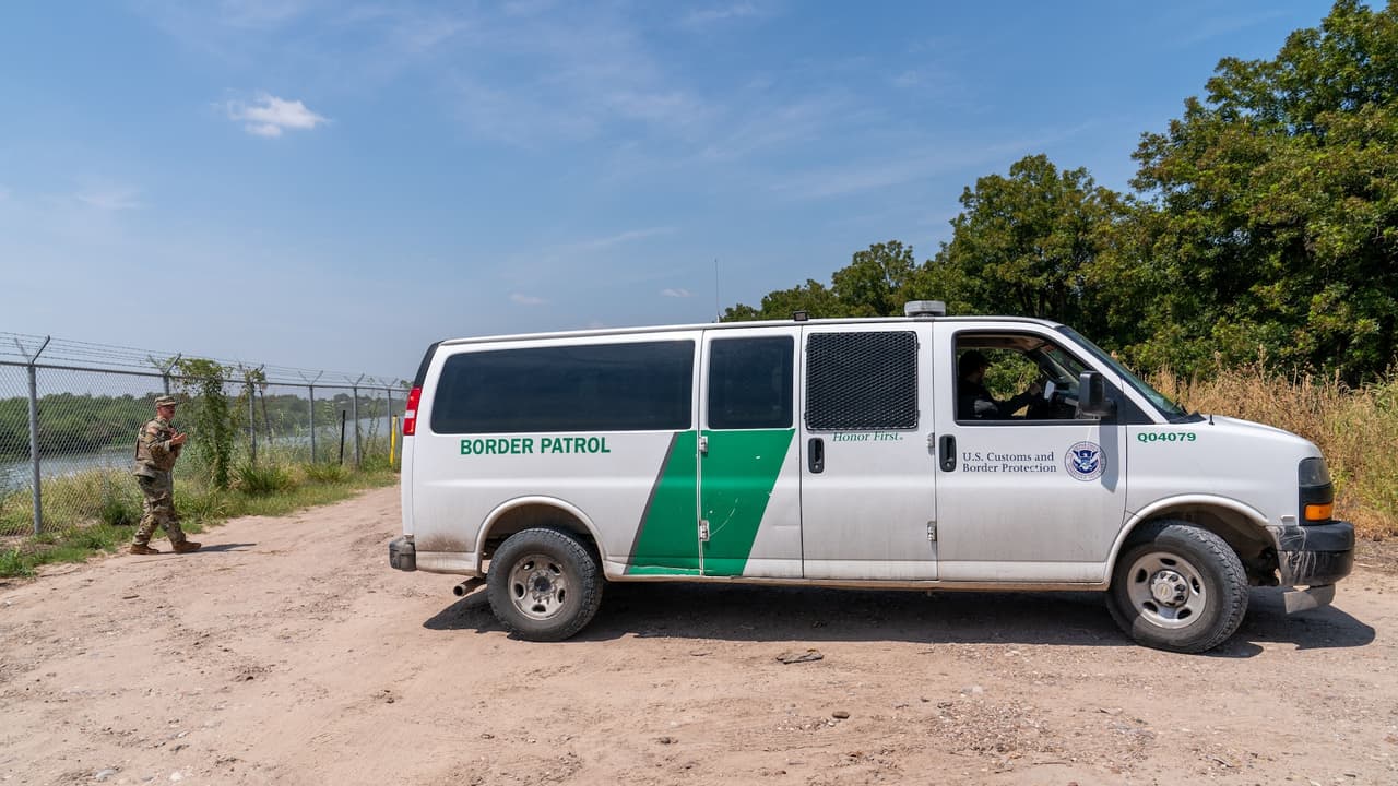 La Patrulla Fronteriza utiliza vehículos en color blanco con una franja verde