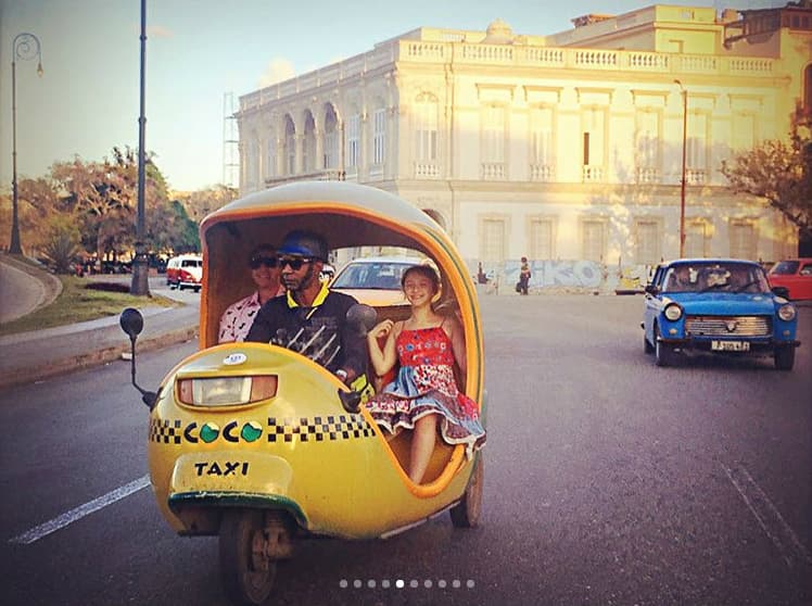 De paseo en cocotaxi, uno de los medios de transporte más popular en Cuba.