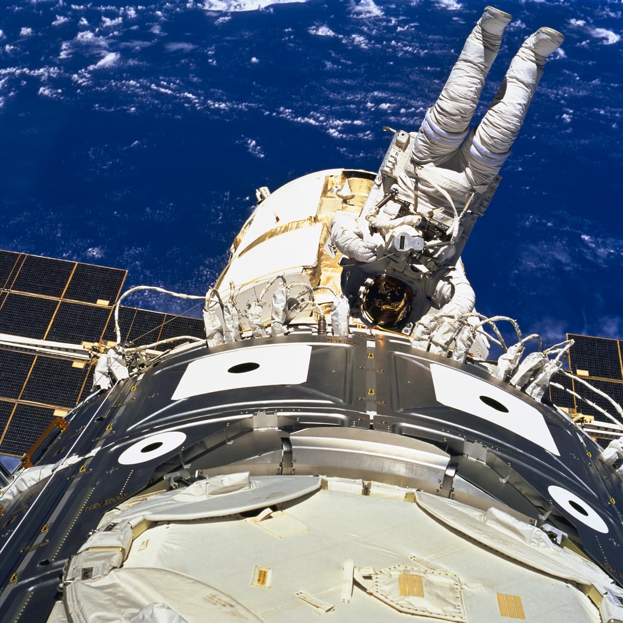 A largo plazo, el objetivo de la NASA es convertirse en uno de los muchos clientes que compren servicios de destinos habitables independientes, comerciales y de vuelo en la órbita terrestre. La agencia quiere construir "una economía de órbita baja robusta con múltiples destinos comerciales", dijo la agencia en un comunicado. En la foto se ven los módulos Zarya y Unity: tomó tres caminatas espaciales ensamblarlos. También se ve el astronauta James H. Newman trabajando en su misión de 12 días en la órbita terrestre. Se ve el mecanismo de atraque que conecta los módulos de EEUU, Japón y Europa y que une las diferentes partes de la estación.