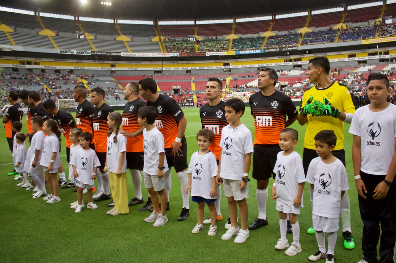 Mexicanos como Pavel Pardo, Oswaldo Sánchez, Dulio Davino, Óscar Pérez y Carlos Salcido también hicieron parte del juego.