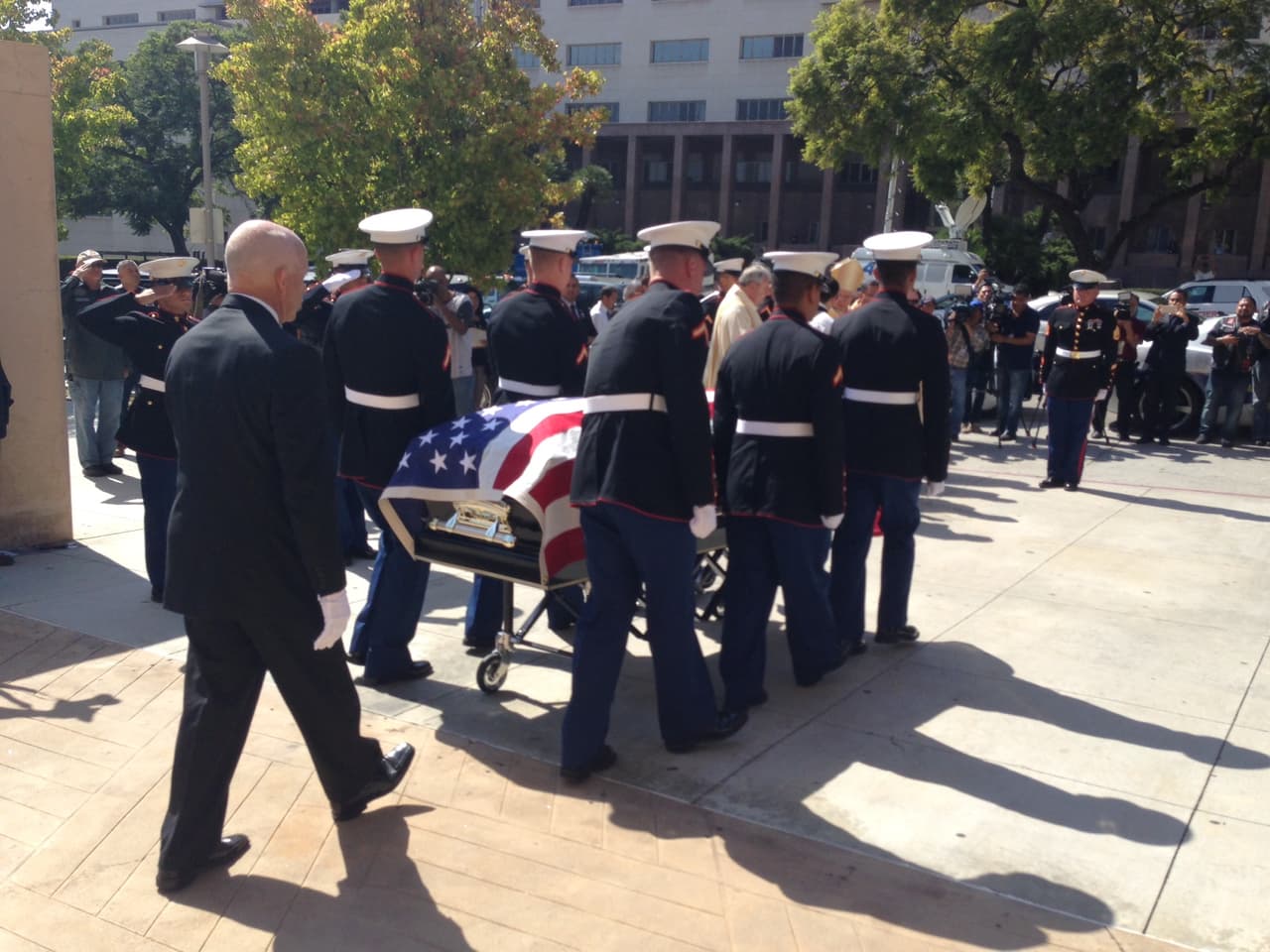 En el exterior, los soldados esperaban escoltar a su compañero fallecido.