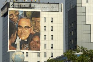 El Salvador se prepara con mantas y diversas figuras para la beatificación de monseñor "scar Arnulfo Romero.