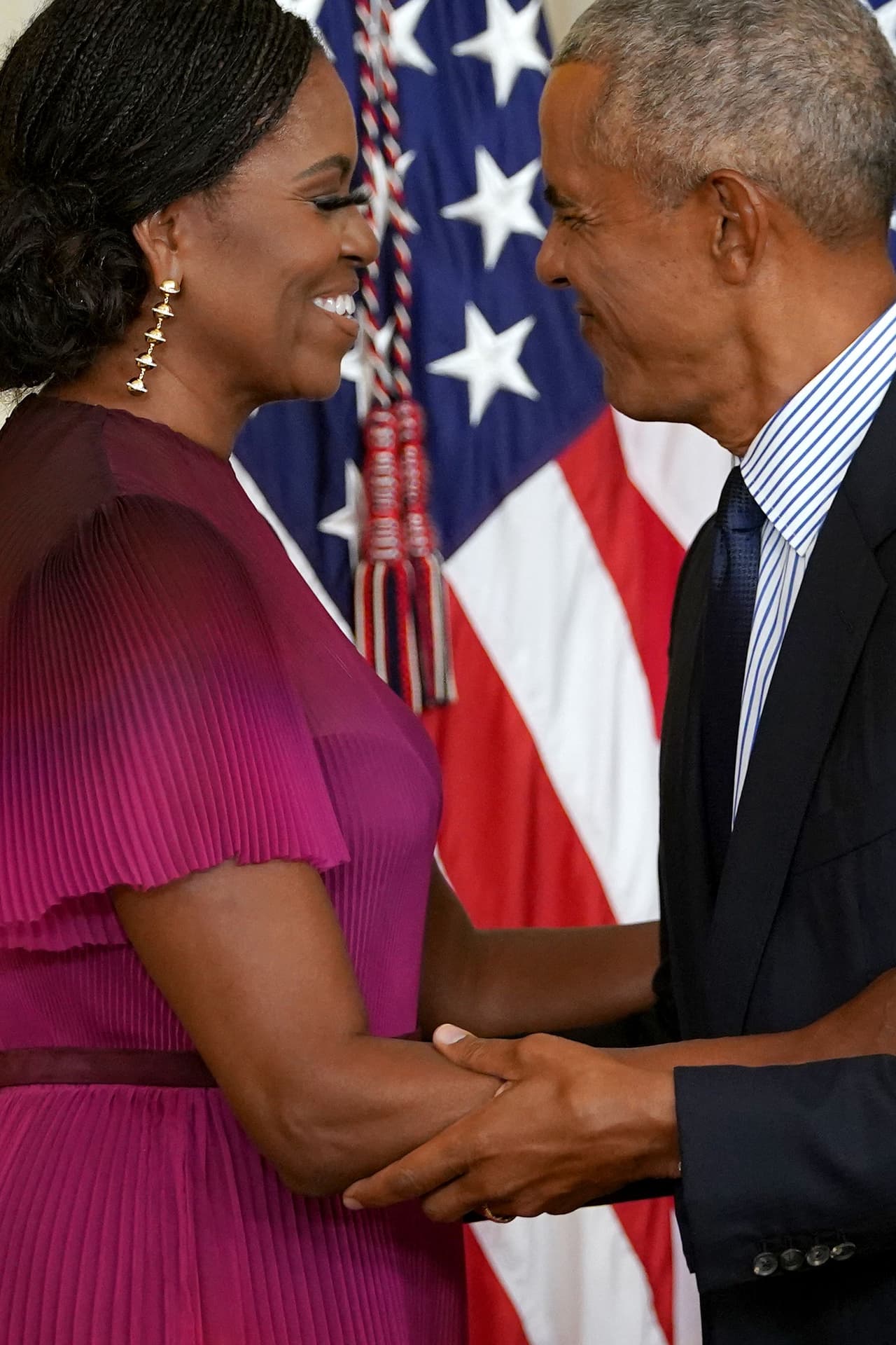 Barack Obama eligió al artista Robert McCurdy para su retrato, y Michelle Obama eligió a la artista Sharon Sprung.