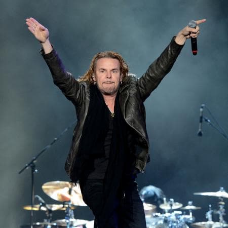 El vocalista de la banda Maná, Fher Olvera, estudió la licenciatura en Comunicación en la Universidad del Valle de Atemajac, en Guadalajara, México. Sin embargo, los escenarios son su pasión, de acuerdo con la revista People en Español.