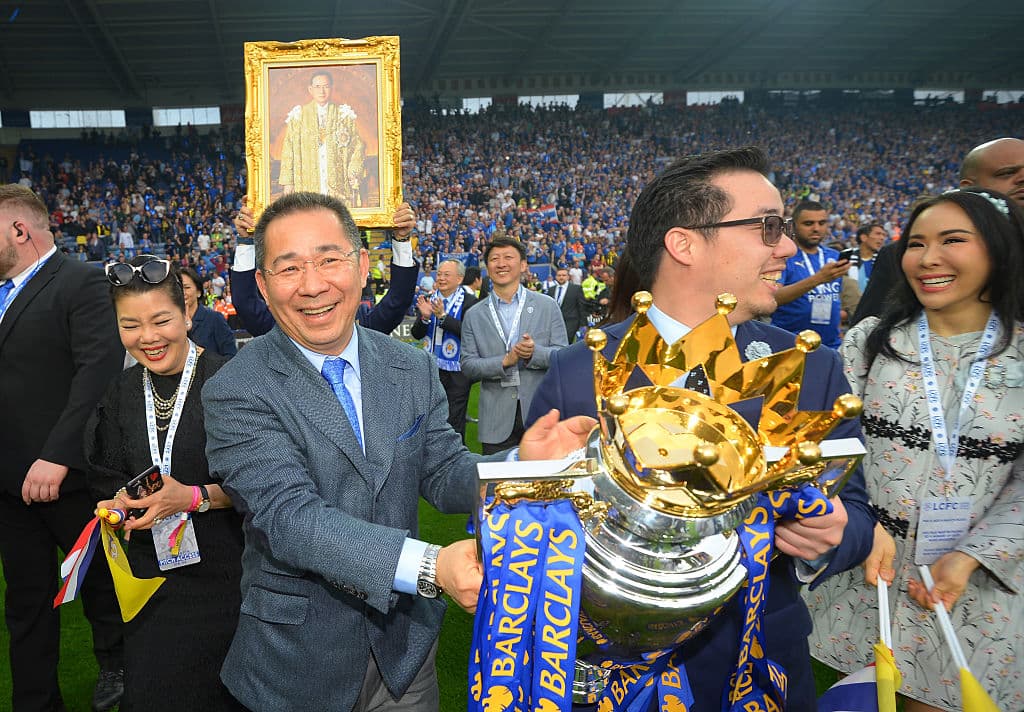 El propietario del Leceister City, Vichai Srivaddhanaprabha (izquierda), y su hijo Aiyawatt Srivaddhanaprabha, sostienen el trofeo de la Premier League en el estadio The King Power el 7 de mayo de 2016 en Leicester, Reino Unido.
