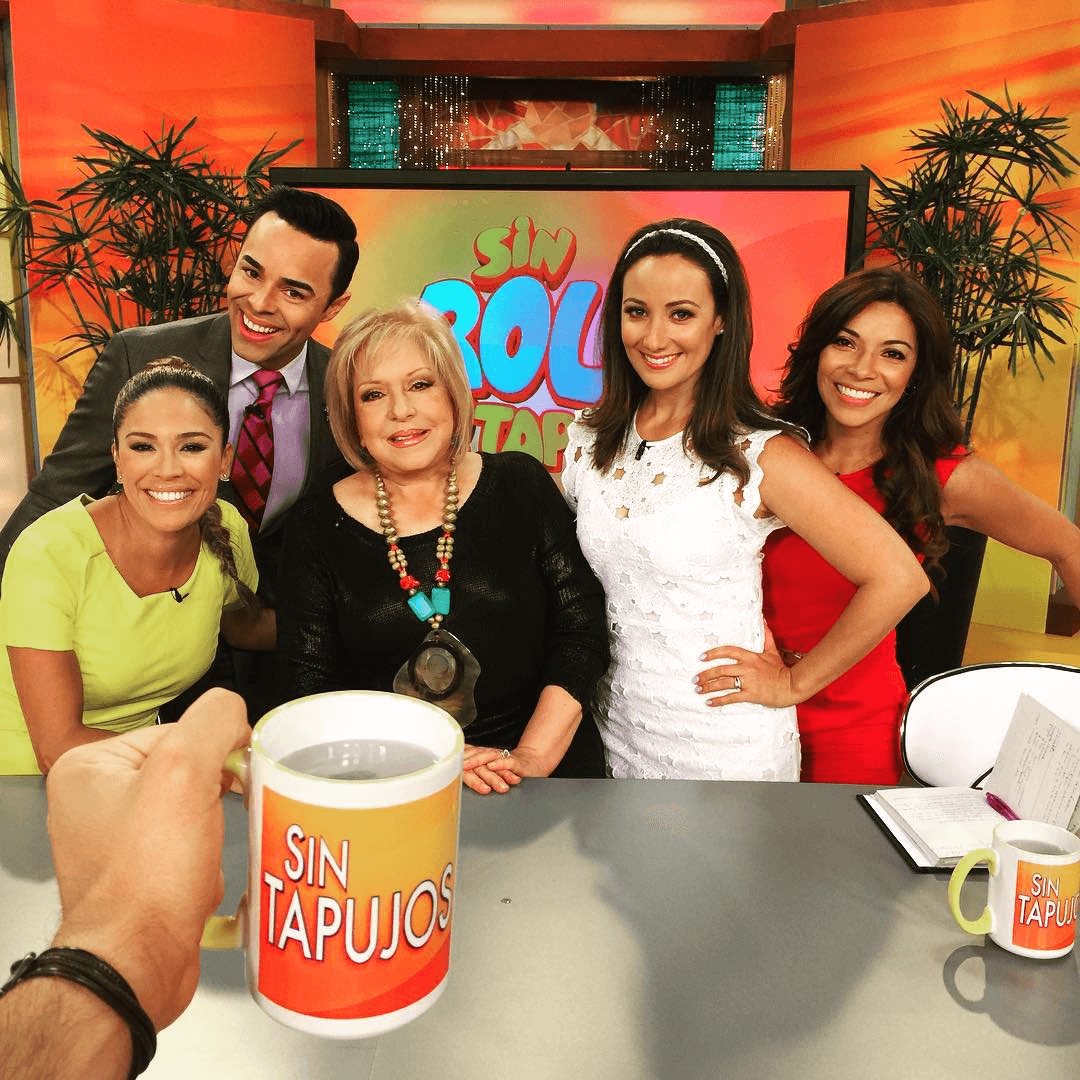 Ya empieza #SinRollosNiTapujos la cosa se pone buena por que tenemos unos muy buenos temas. Con nosotros esta #DoctoraNancy @karlamonroig @paulaarcilatv @erickcuestatv y @karlamartineztv