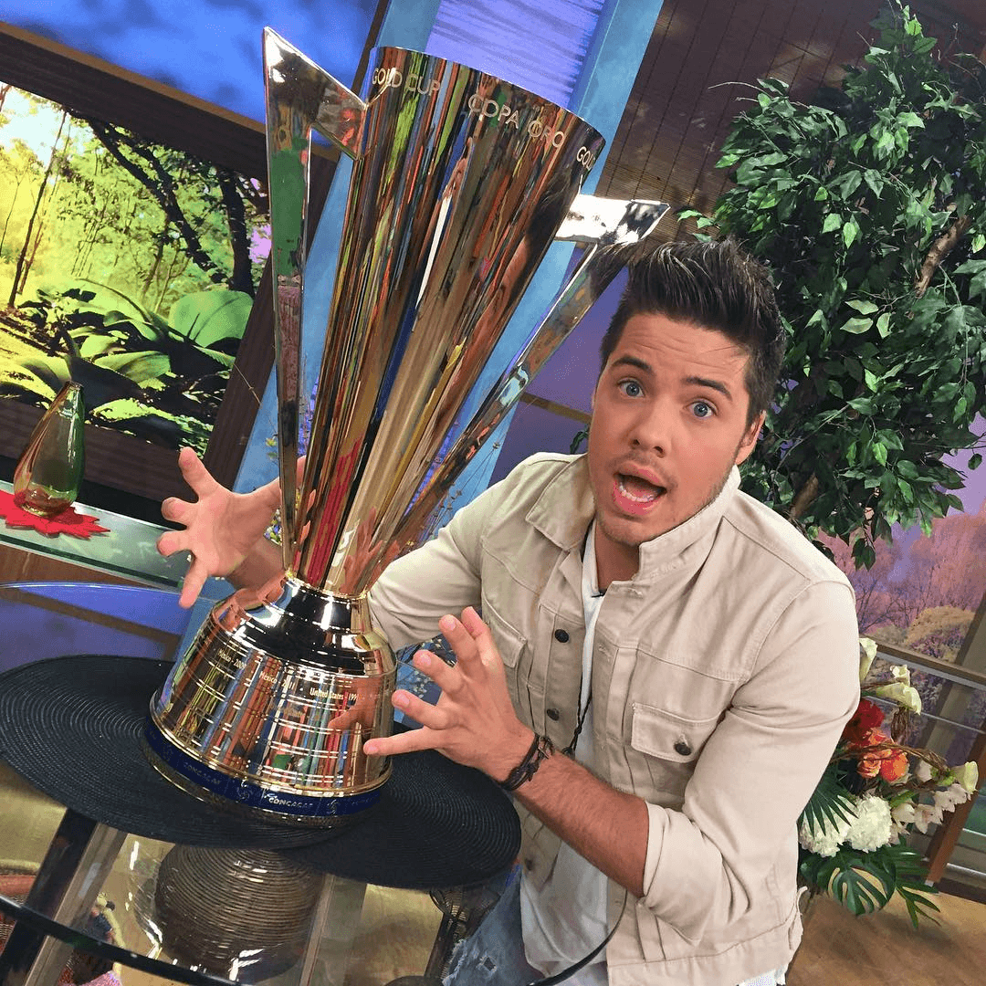 Tenemos en casa la #CopaDeOro justo antes que empiece. Qué emoción. @williamvaldestv no la toques (6 de julio, 2015)