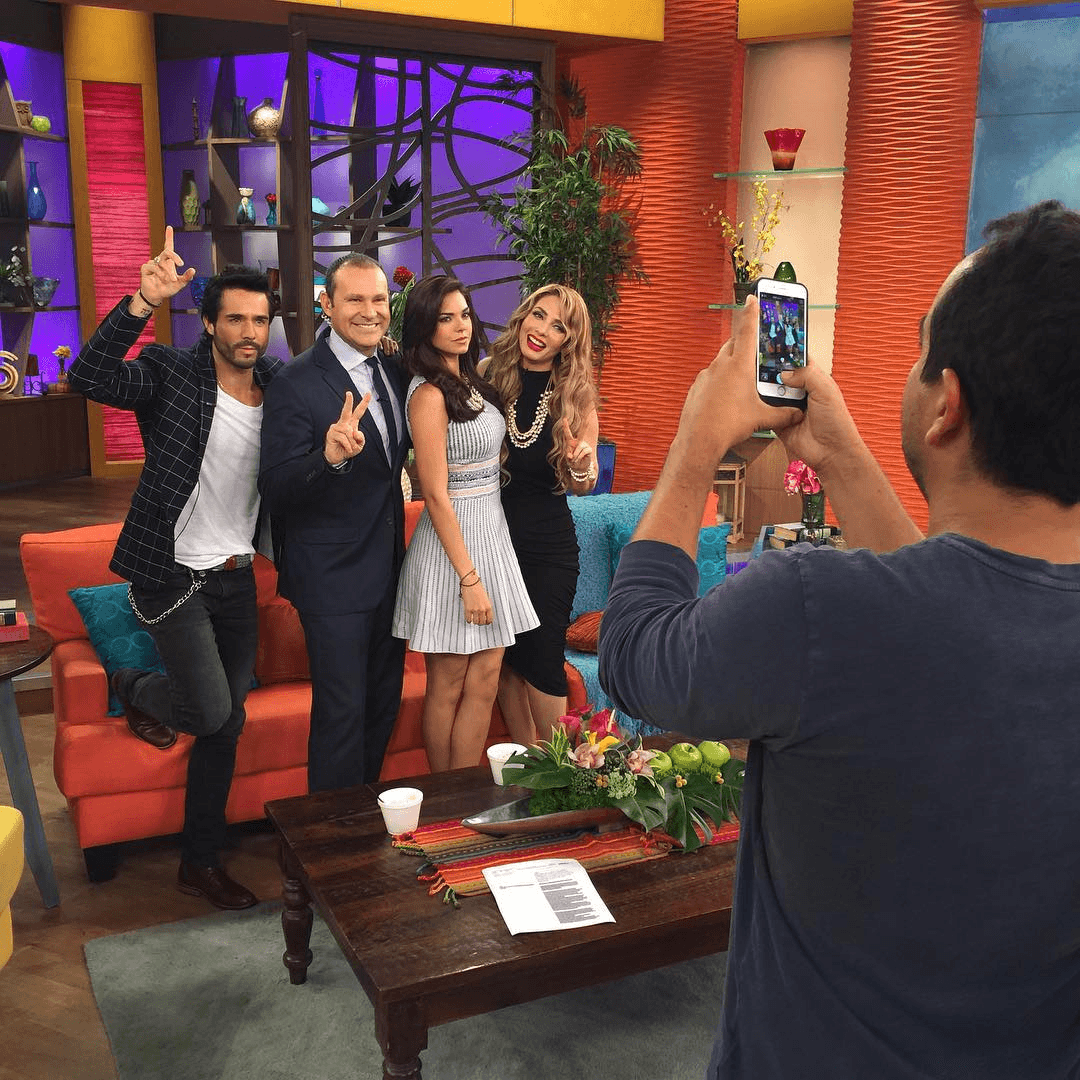 Agarramos a @alantacher tomándose su fotos con nuestros invitados de hoy @liviabritopes @joseron3 y @patricianavidad (6 de julio, 2015)