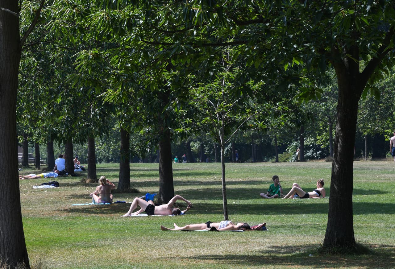 Según Met Office, el Servicio Nacional de Meteorología de Reino Unido, la temperatura en ese país alcanzó su nivel más alto en julio, llegando a los 98.42 grados Fahrenheit, (unos 36.9 grados centígrados). En la fotografía, un grupo de londinenses que disfruta el calor en los jardines de Kensington.