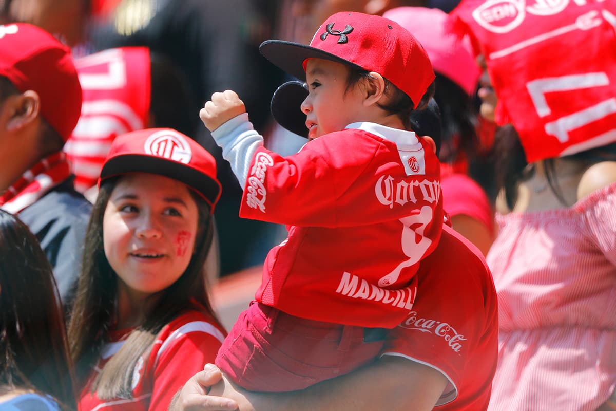 Los fanáticos del equipo escarlata acompañaron de forma masiva a su equipo este domingo.