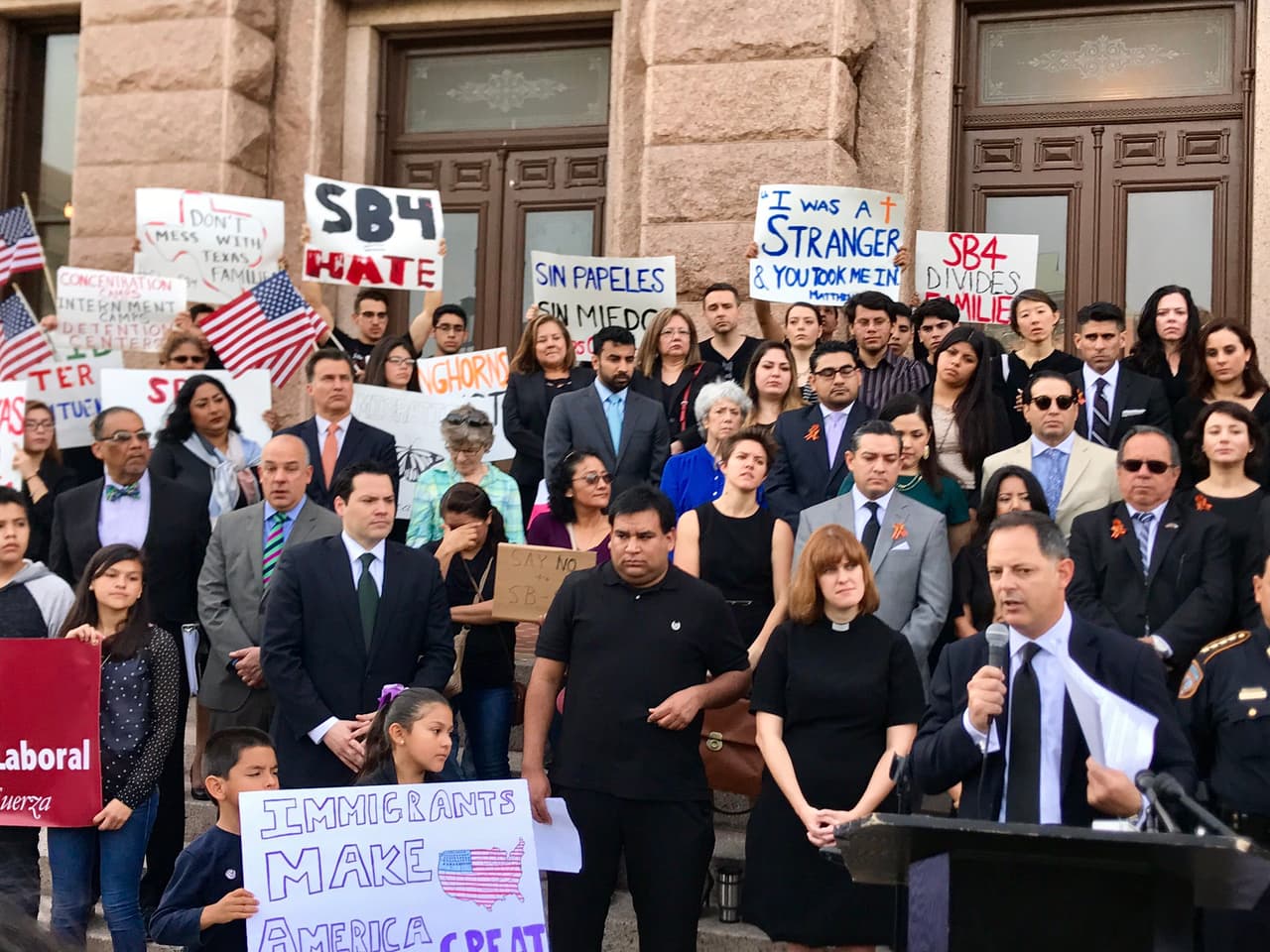 Rafael Anchia: El presidente del Caucus de legisladores Mexico-Americanos de la Cámara de Representantes ha mostrado su oposición a la SB4 desde que esta fue aprobada en el Senado. “Si el gobernador quiere engañarnos en el pleno de la Cámara, quiere mentirnos sobre la necesidad de esta ley y dice que hará a nuestras comunidades más seguras, ¿entonces por qué ignora lo que dicen oficiales de la ley?”, afirmó durante la discusión.