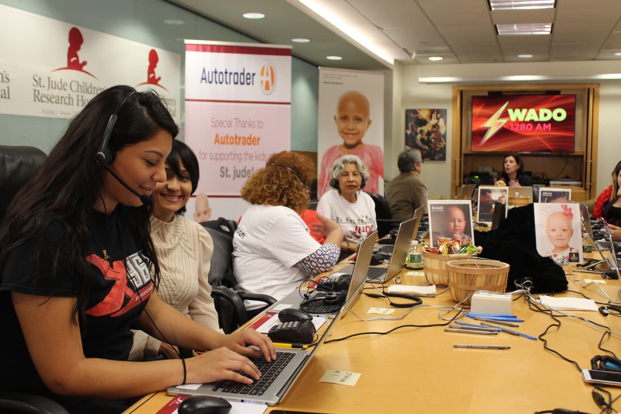 El hospital St. Jude es uno de los principales centros pediátricos contra el cáncer infantil y, además, comparte sus tratamientos mediante el programa de 'Alcance Internacional' con el resto del mundo.
<br>
<br>
<b>Aún puedes ayudar, <a href="www.stjude.org/radio/UVN">DONA AQUÍ</a></b>