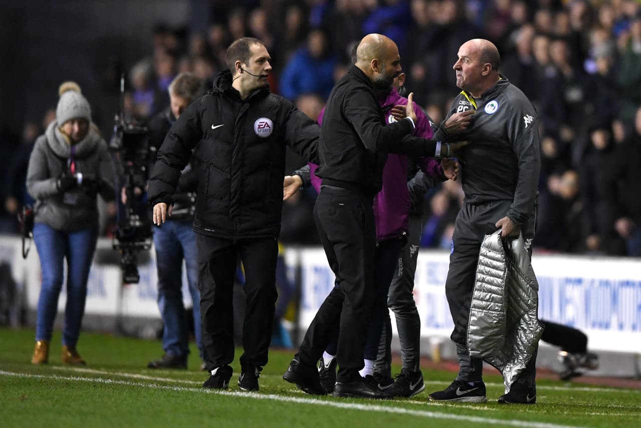Pep Guardiola y Paul Cook, técnico de Wigan, discutieron primero en la zona técnica y luego en el túnel de vestuarios.