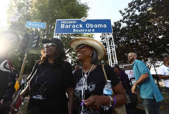 "Para todos los niños que conducirán por esta calle y verán el nombre del presidente, esto servirá como un recordatorio físico de que ningún objetivo está fuera de nuestro alcance y que ningún sueño es demasiado grande", agregó Herb Wesson, el presidente del concejo municipal en un comunicado.
<br>