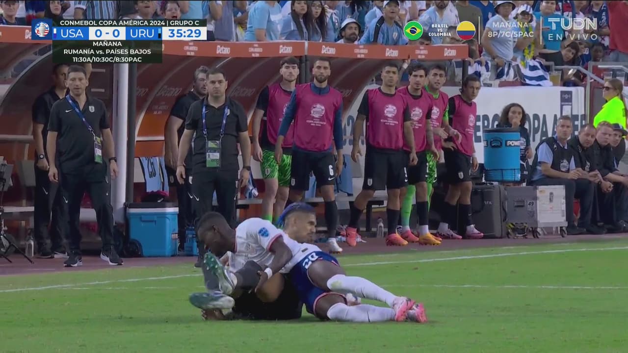 ¡Y siguen los golpes! Araujo y Balogun luchan el balón y Ronald acaba lastimado