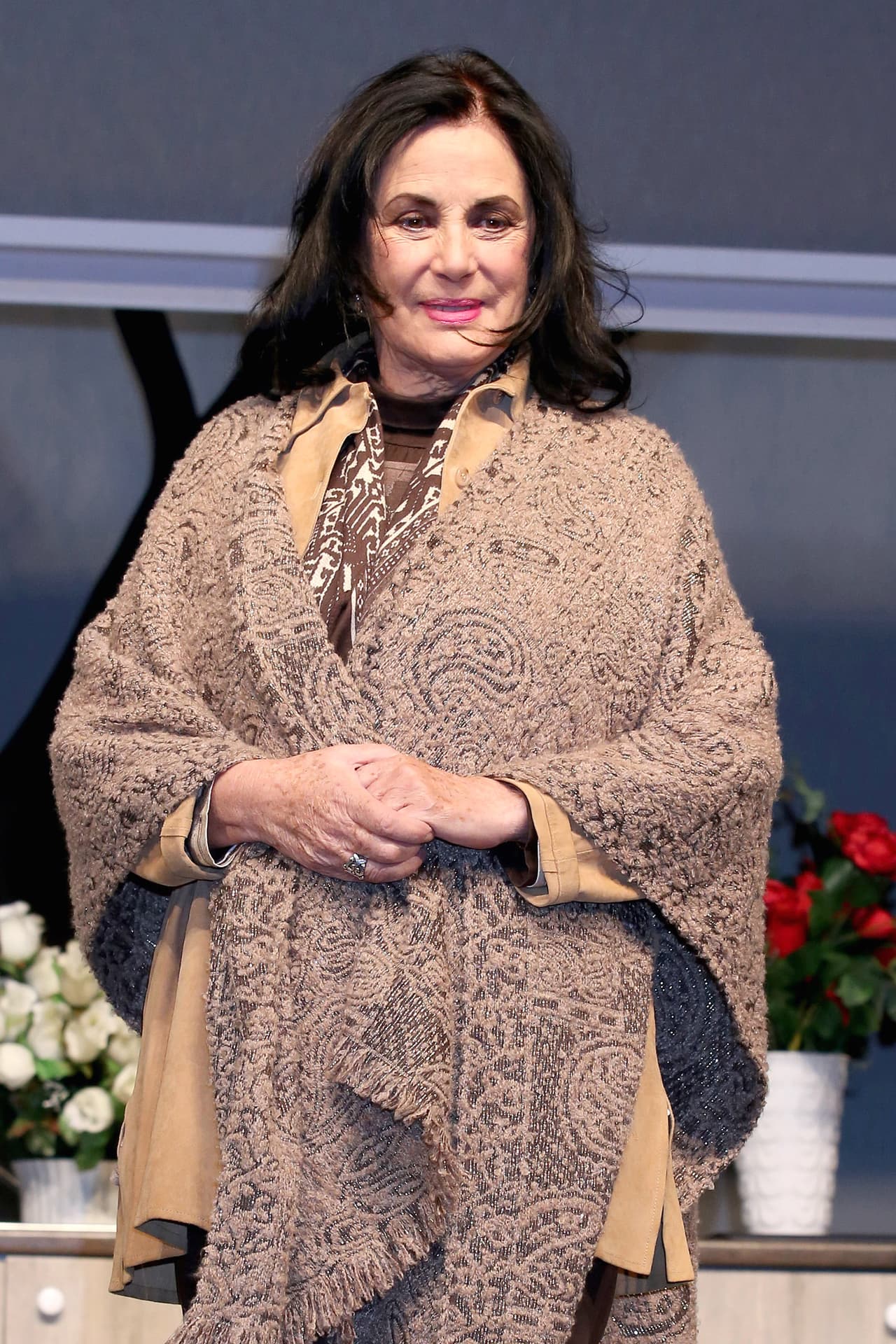 <b>Helena Rojo </b>
<br>A sus 77 años, Helena Rojo es considerada un ícono del entretenimiento mexicano, pues desde sus inicios como modelo a los 16 años (en 1960) se ha mantenido muy activa en la televisión.