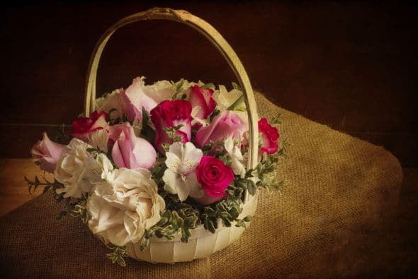 Por el bosque. No podemos pensar en algo más silvestre que una cesta llena de flores recién recogidas (o que den esa impresión al menos). Este centro le dará a tu mesa un aire ¡de cuento!