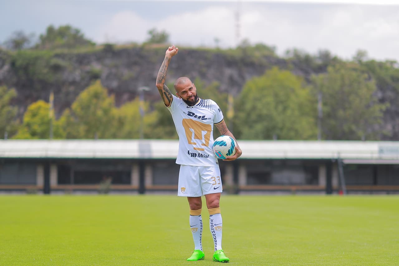 Dani Alves espera debutar pronto con Pumas.