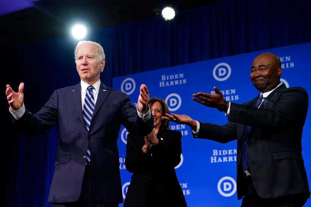 El presidente Joe Biden y la vicepresidenta Kamala Harris en el escenario de la reunión de invierno del Comité Nacional Demócrata, el viernes 3 de febrero de 2023, en Filadelfia, con el presidente del DNC Jaime Harrson, a la derecha.
