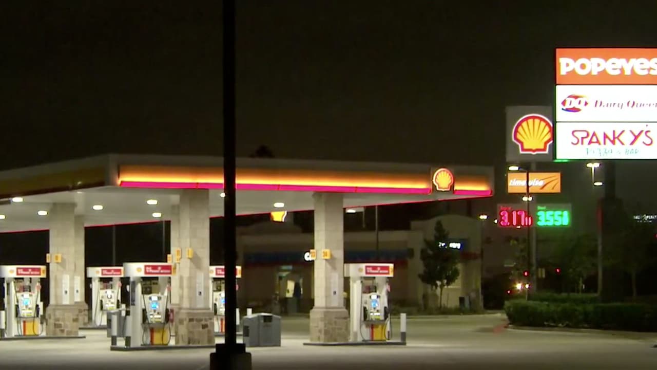 Existen diferentes aplicaciones que puedes descargar para sabar dónde venden la
<b><a href="https://www.univision.com/local/houston-kxln/precio-gasolina-texas-fotos" target="_blank">gasolina</a> </b>más barata en el área y también te dice dónde están ubicadas.