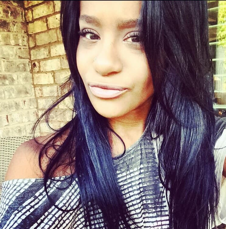 La madre de Bobbi fue encontrada ahogada en la bañera de su cuarto de hotel previo a la ceremonia de los premios GRAMMY en 2012.