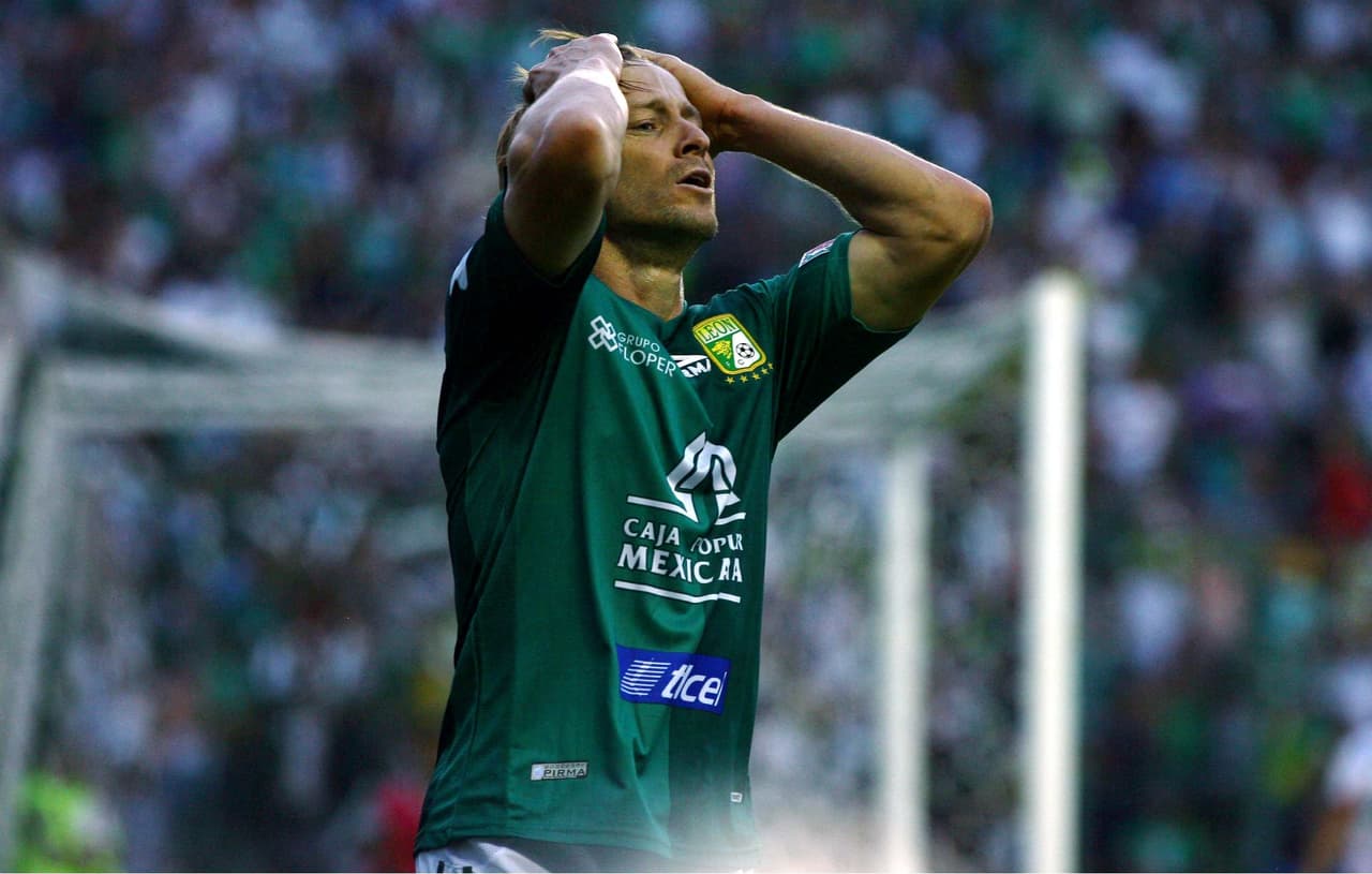 Tampoco la cuarta fue la vencida para el León. Con Carlos Casartelli, fueron vencidos por Necaxa en el Torneo Bicentenario 2010.