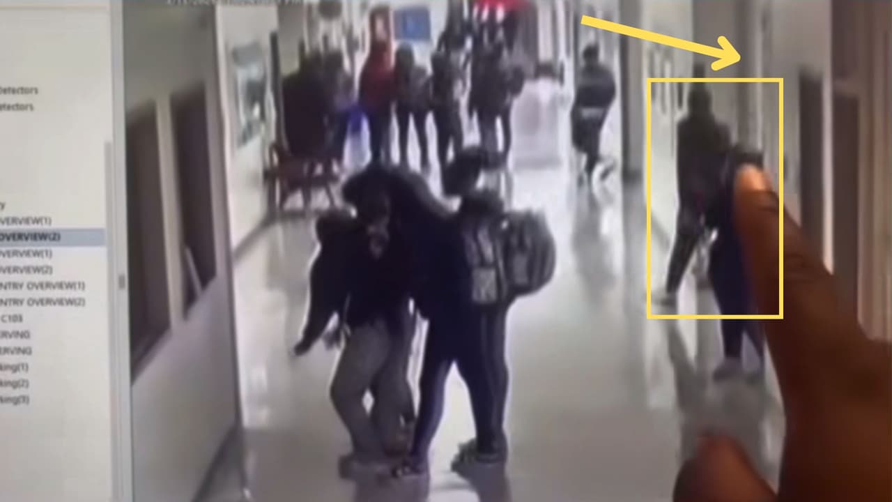 En el video, que corresponde a una grabación de una cámara de seguridad, se observa a
<b>una persona señalando en una pantalla a un joven que entra a uno de los pasillos de la preparatoria</b> por una especie de puerta lateral, mientras
<b>los alumnos continúan con sus actividades cotidianas.</b>