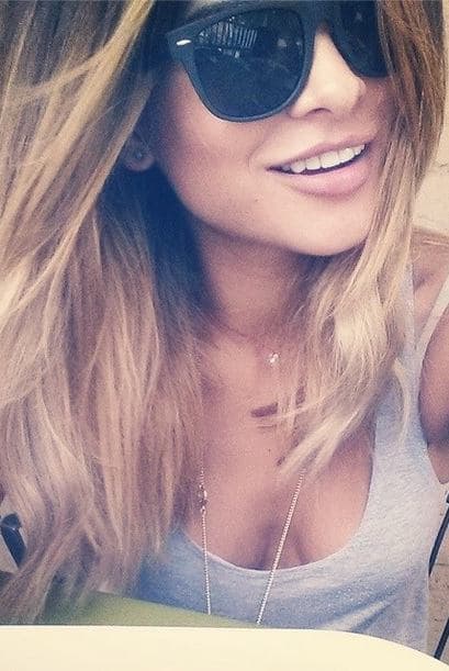 Está estrenando look, ahora es una rubia despampanante.