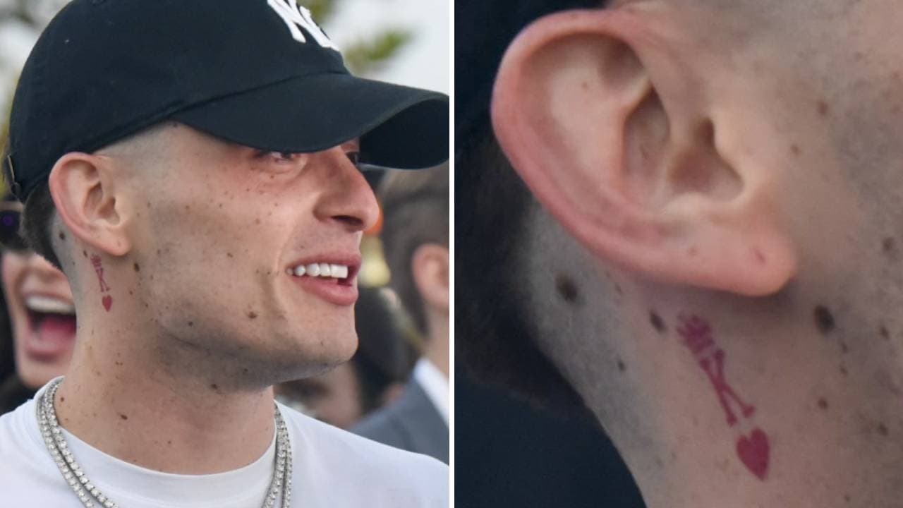 Peso Pluma deja ver su tatuaje que se especula sería en honor a Kenia Os.