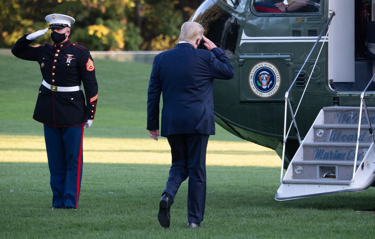 En esta foto se ve al presidente Trump retirándose de la Casa Blanca con rumbo al hospital Walter Reed, donde pasará varios días tras haber dado positivo por coronavirus.