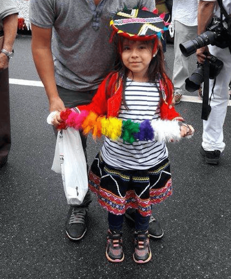 Orgullosa de sus raíces la pequeña Sofía Tipacti.