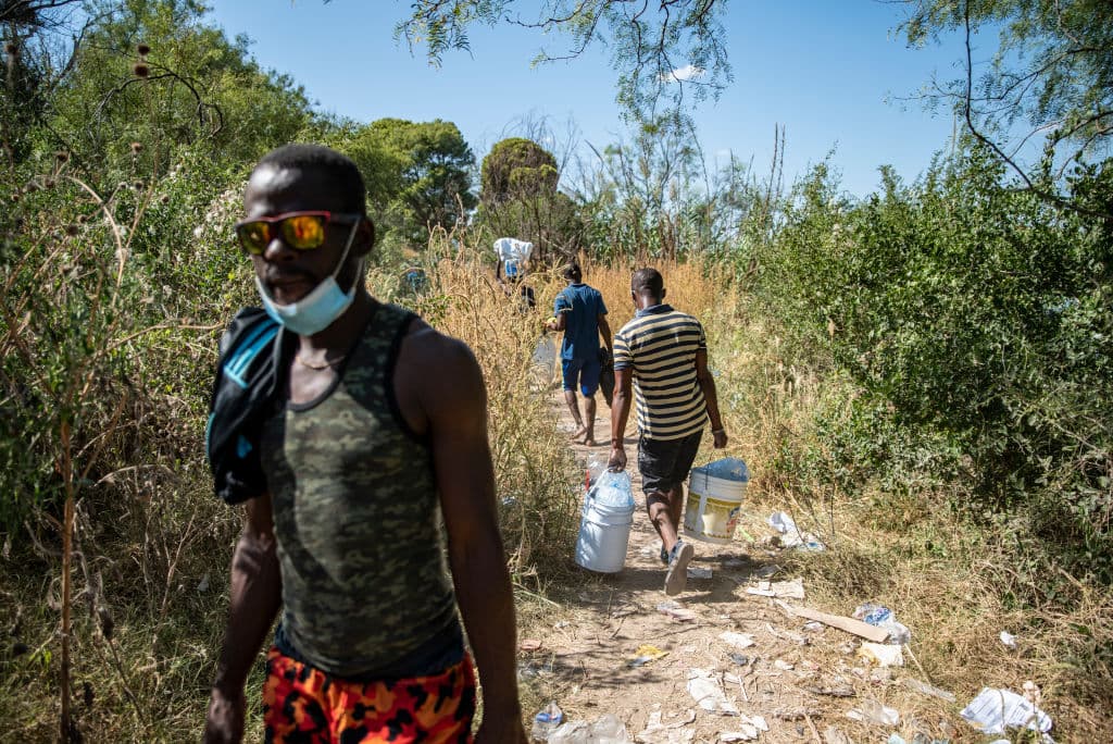 La Patrulla Fronteriza indicó que espera enviar a más agentes a ese campamento, que 
<b>pasó de tener unos pocos cientos de inmigrantes hace unos días, a una multitud </b>que se apretuja durante el día. El alcalde de Del Río advirtió que si los agentes se concentran en este punto, el resto del sector, de unas 240 millas (400 kilómetros), quedaría poco resguardado.