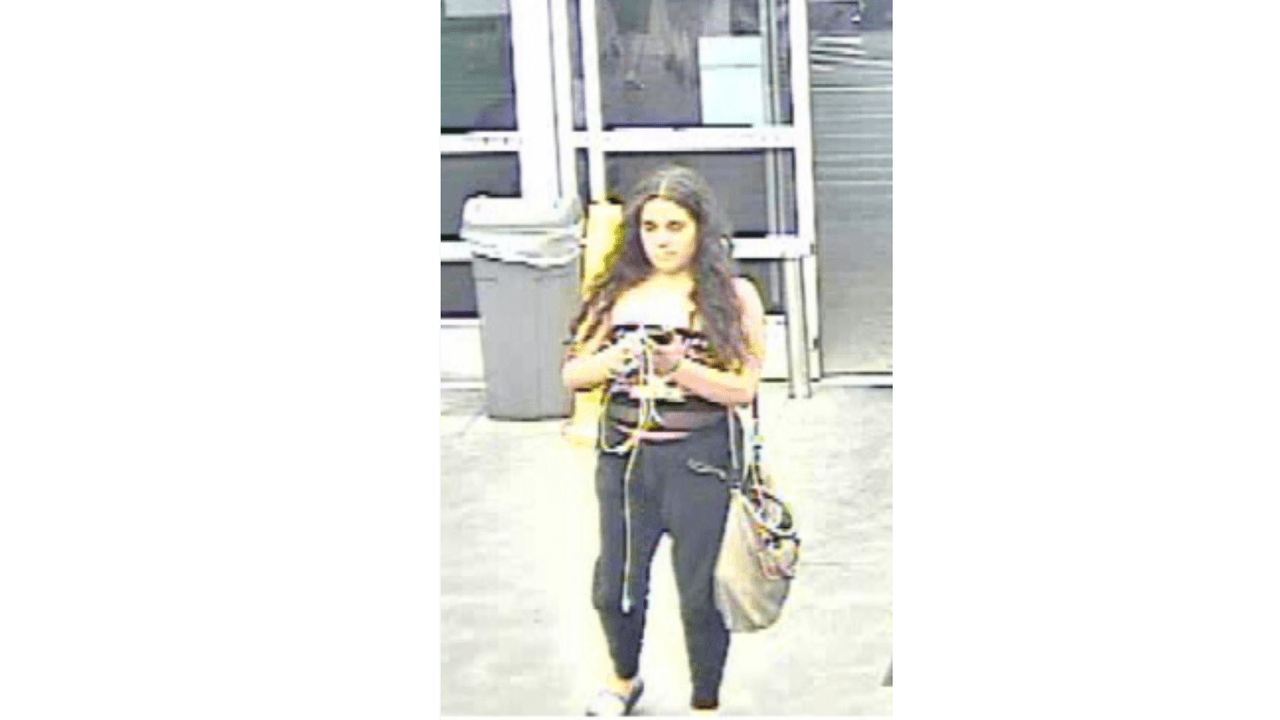 Mujer acusada de orinar en papas en un Walmart se entrega a las autoridades