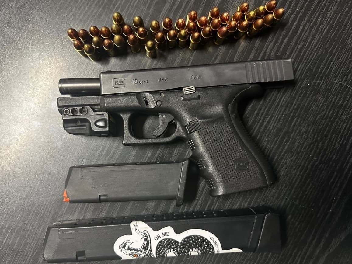 El hombre portaba un arma y municiones.