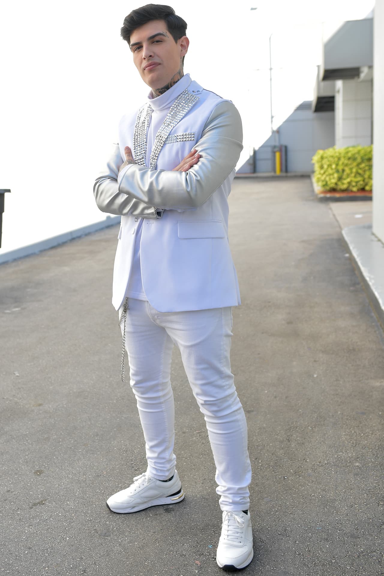 Vestido de blanco y con unas aplicaciones en la solapa y bolsillo de su chaqueta.