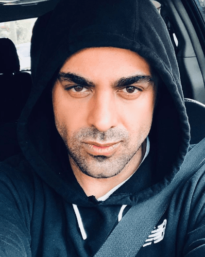 En la vida real, Ariel Miramontes apuesta por una barba discreta y ropa casual, un estilo muy diferente al de su personaje que se caracteriza por sus patillas y coloridas camisas.
<br>