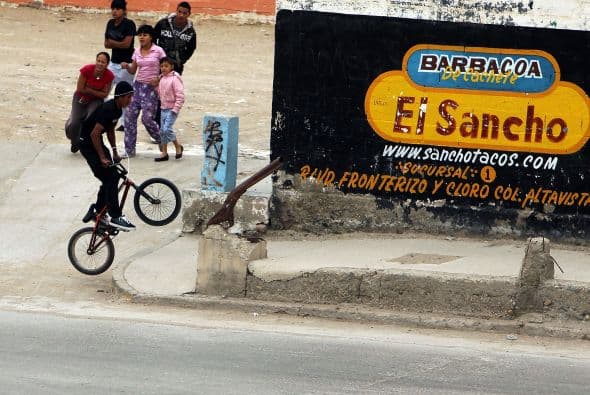 "Miles de niños no están recibiendo ayuda. Sin duda se van a convertir en adultos resentidos, probablemente alimentarán el círculo de muerte ¿Cómo no está ya aquí la UNICEF?, ¿por qué (el presidente) Felipe Calderón no ha pedido ayuda internacional ya?", dice Pastrana, con quien coinciden De la Rosa y Aguirre.