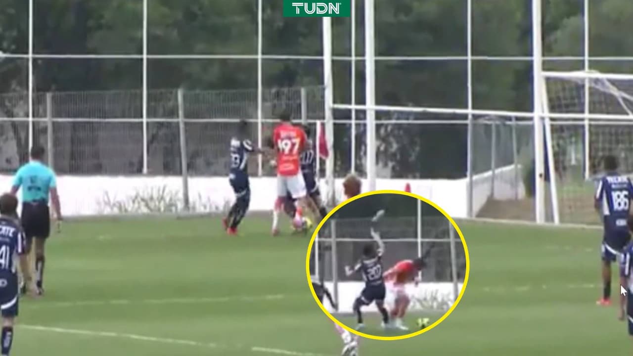 Jugador de Pachuca Sub-23 juega descalzo ante Monterrey