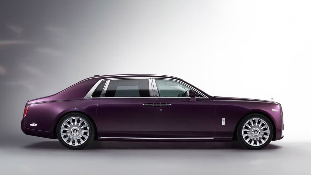 Sin embargo para los que tengas la piernas muy largas, el Rolls-Royce Phantom VIII también estará disponible en esta versión de base larga. Los sedanes ejecutivos de base larga son especialmente populares en China, uno de los mercados más importantes para Rolls-Royce.