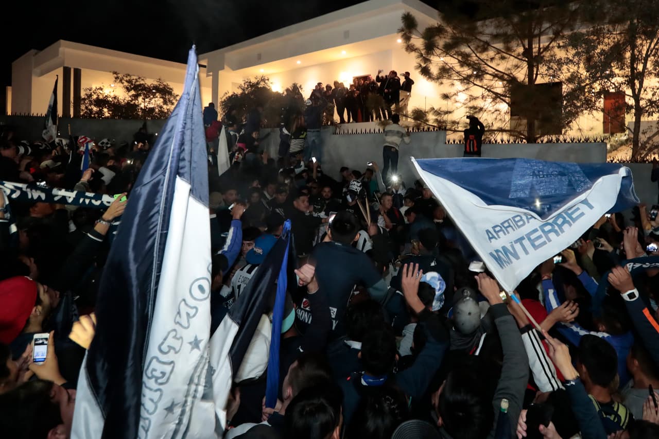 Afición de Rayados llevó ‘serenata’ la noche previa al clásico